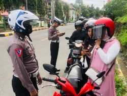 Puluhan Kendaraan Dihentikan Polisi di Depan Mapolres Majene, Ada Apa?