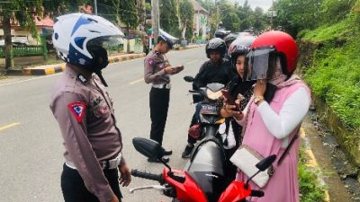 Puluhan Kendaraan Dihentikan Polisi di Depan Mapolres Majene, Ada Apa?