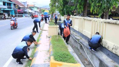 Dukung Program Pemerintah Majene Mapaccing, Polres Majene Gelar Aksi Bersih-Bersih
