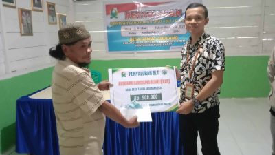 Pemdes Banua Adolang Salurkan BLT Kepada Warga Terdampak Kemiskinan Ekstrim