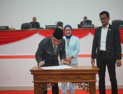 Pj. Sekprov Amujib Hadiri Rapat Paripurna DPRD Sulbar, Bahas Tiga Agenda