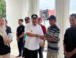 Pj. Bahtiar Bagikan Benih Nila ke Kades, Komitmen Sukseskan Program Makan Bergizi Gratis