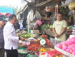 Pastikan Bahan Sayuran Produksi Petani, Pj. Bahtiar Kunjungi Pasar Mamasa