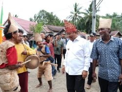 Pj. Bahtiar Disambut Tarian Me’aju Suku Bunggu di Kawasan Terpencil Sulbar