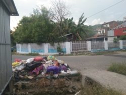 Warga Keluhkan Tumpukan Sampah di Samping Kediaman Wakil Bupati Majene