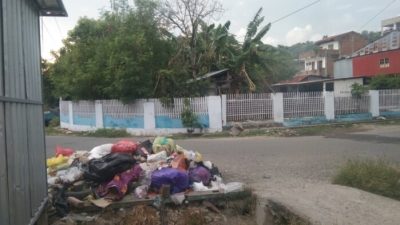 Warga Keluhkan Tumpukan Sampah di Samping Kediaman Wakil Bupati Majene