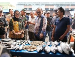 Gubernur Sulbar Tinjau Pasar, Pastikan Stok Pangan Aman Jelang Lebaran