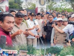 Dihadapan Ratusan Pendemo, SDK Berjanji Cabut Izin Tambang yang Langgar Hukum