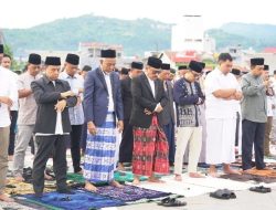 Gubernur dan Wagub Sulbar Salat Idul Adha di Anjungan Pantai Manakarra