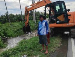 Desa Patampanua Dilanda Banjir, Yusuf Rogoh Kantong Pribadi Keruk Saluran Air