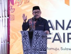 Pawai Ta’aruf di Mamuju Berbuah Manis: Gubernur Suhardi Duka Berikan Hadiah Umroh
