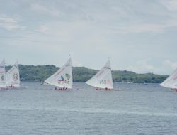 Gubernur Sulbar Saksikan 55 Perahu Sandeq Merapat di Garis Finis Etape IV Sandeq Silumba 2025