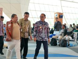 Gubernur Suhardi Duka Jemput Langsung Kedatangan Anggota VI BPK RI Fathan Subchi di Bandara
