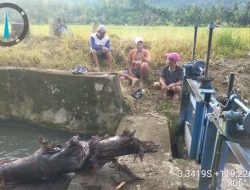 Petugas Pintu Air UPTD PSDA Dinas PUPR Sulbar Bersihkan Saluran Irigasi Lakejo di Pelitakan