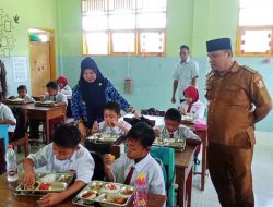 Ilham Tinjau Penyaluran MBG di Dua Sekolah di Desa Bonde Utara