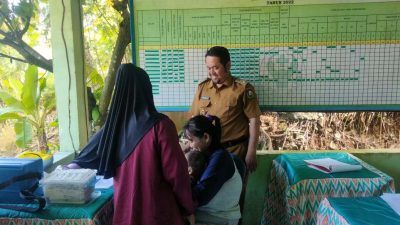 Burhanuddin Pantau Layanan Posyandu di Adolang Dhua, Pastikan Prosedur Kesehatan Berjalan Optimal