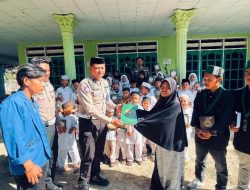 Kanit Lantas Polres Majene Bersama HMI dan PMII Salurkan Al-Qur’an untuk Santri TPQ Qurrah A’yuniyah